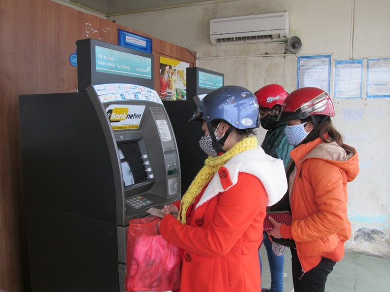 Xử lý nghiêm ngân hàng nếu người dân không rút được tiền tại máy ATM