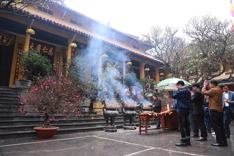 Người Hà Nội tấp nập đi lễ chùa sáng mùng 1 Tết mong Quốc thái dân an