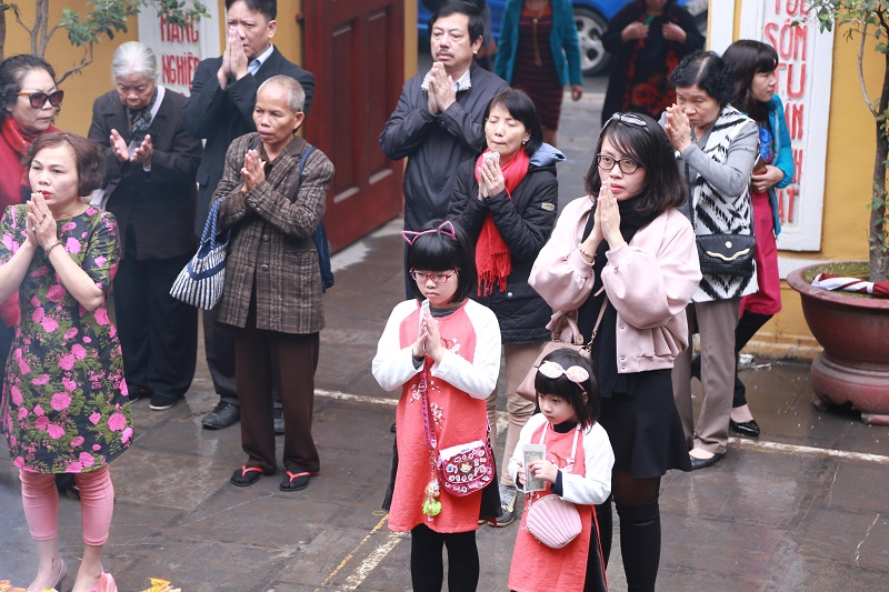 Người Hà Nội tấp nập đi lễ chùa sáng mùng 1 Tết mong Quốc thái dân an