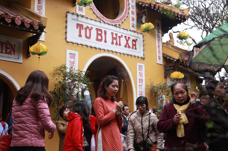 Người Hà Nội tấp nập đi lễ chùa sáng mùng 1 Tết mong Quốc thái dân an