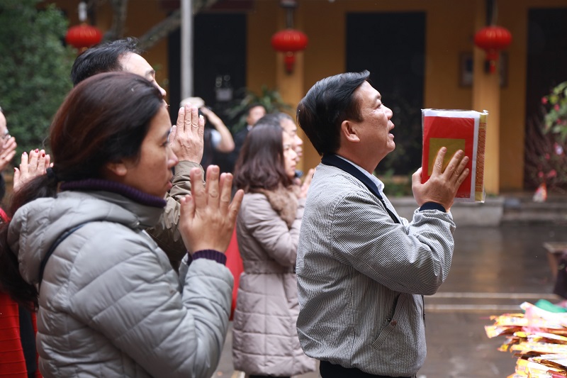 Người Hà Nội tấp nập đi lễ chùa sáng mùng 1 Tết mong Quốc thái dân an