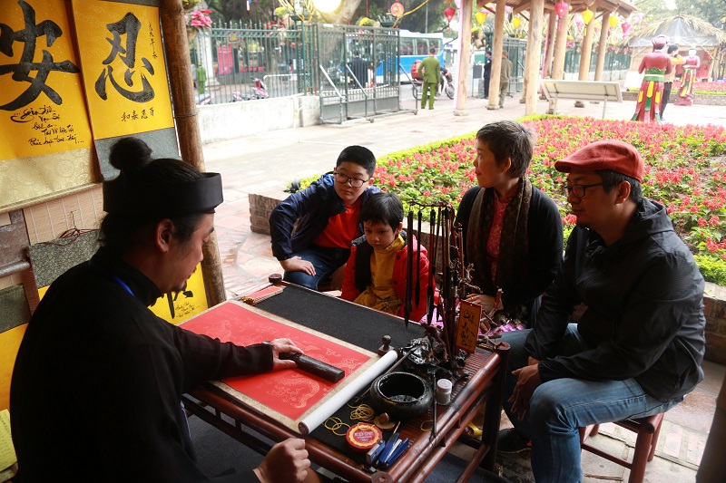 Người Hà Nội tấp nập đi lễ chùa sáng mùng 1 Tết mong Quốc thái dân an