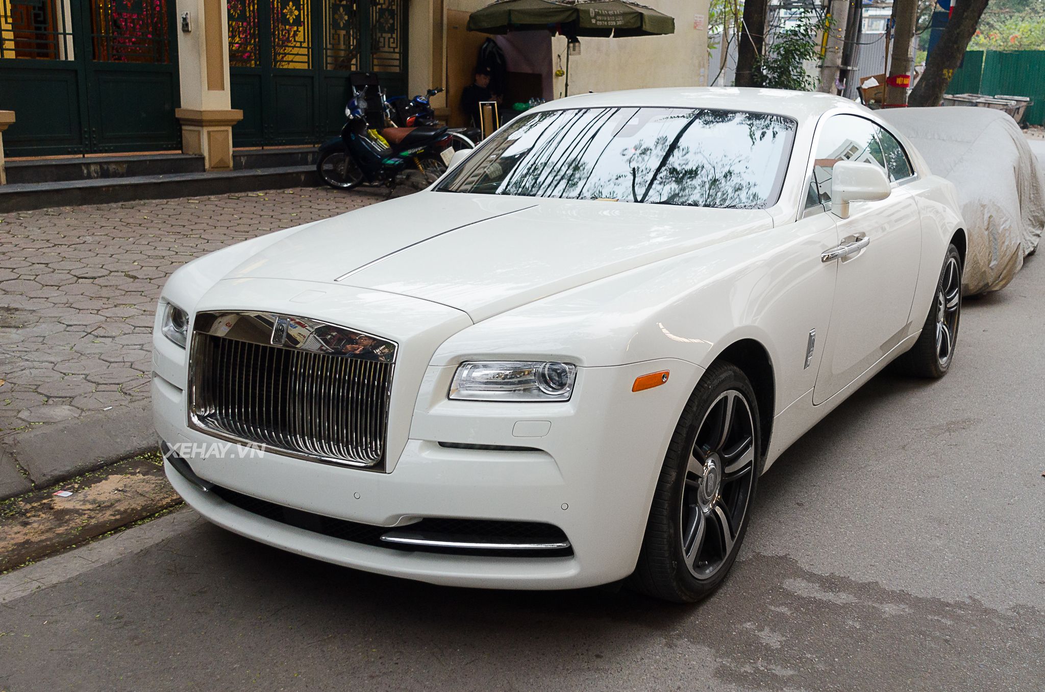 Chiêm ngưỡng Rolls Royce Wraith màu trắng muốt tại Hà Nội