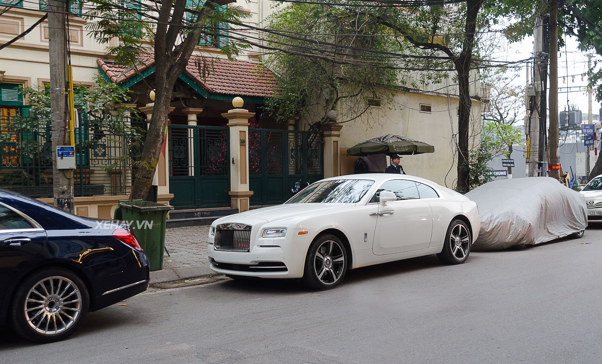 Chiêm ngưỡng Rolls Royce Wraith màu trắng muốt tại Hà Nội