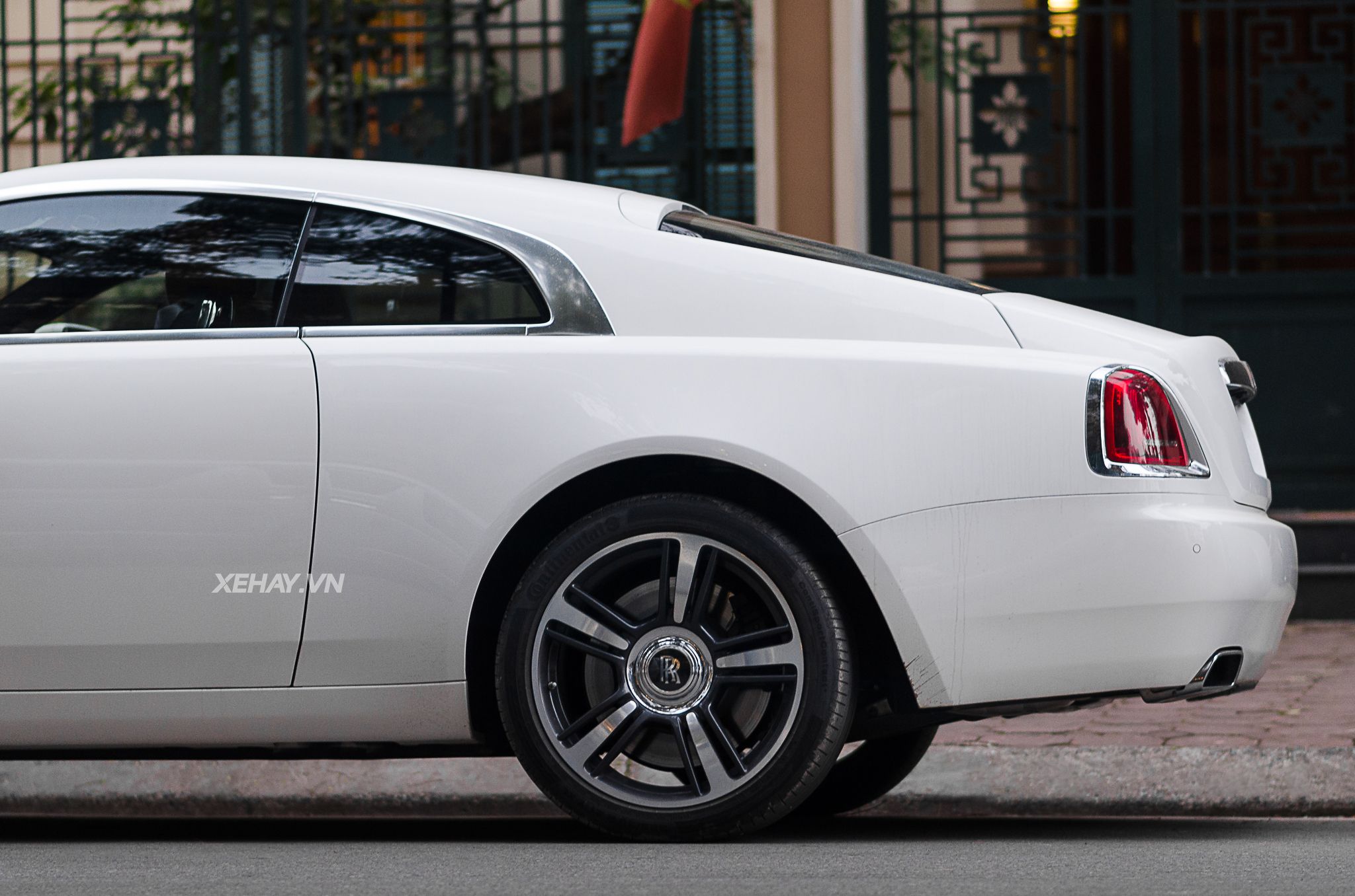Chiêm ngưỡng Rolls Royce Wraith màu trắng muốt tại Hà Nội