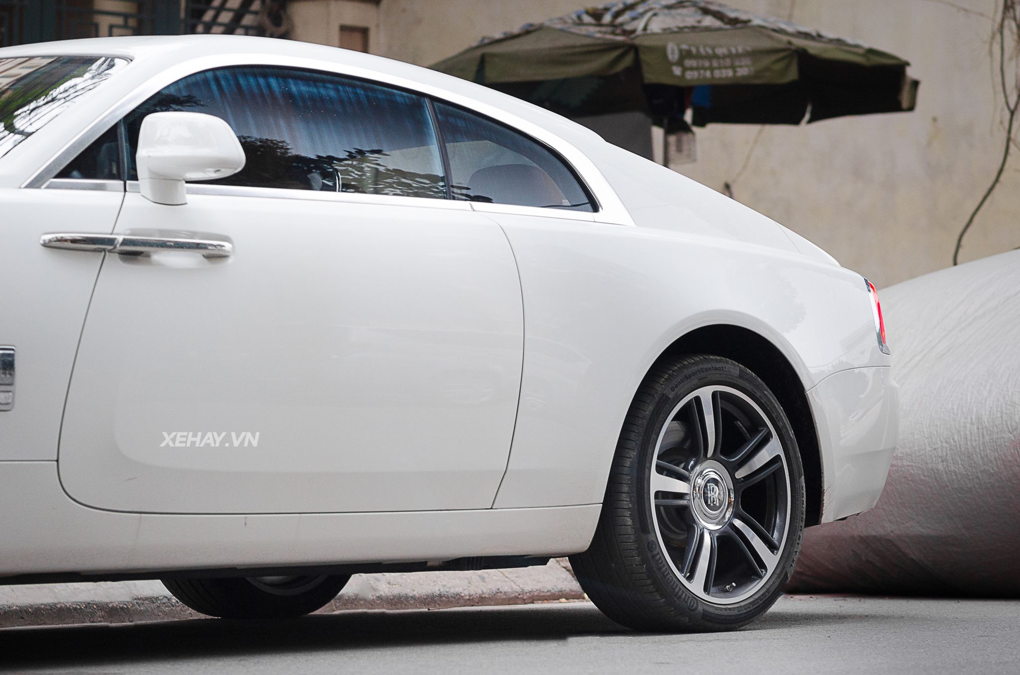 Chiêm ngưỡng Rolls Royce Wraith màu trắng muốt tại Hà Nội