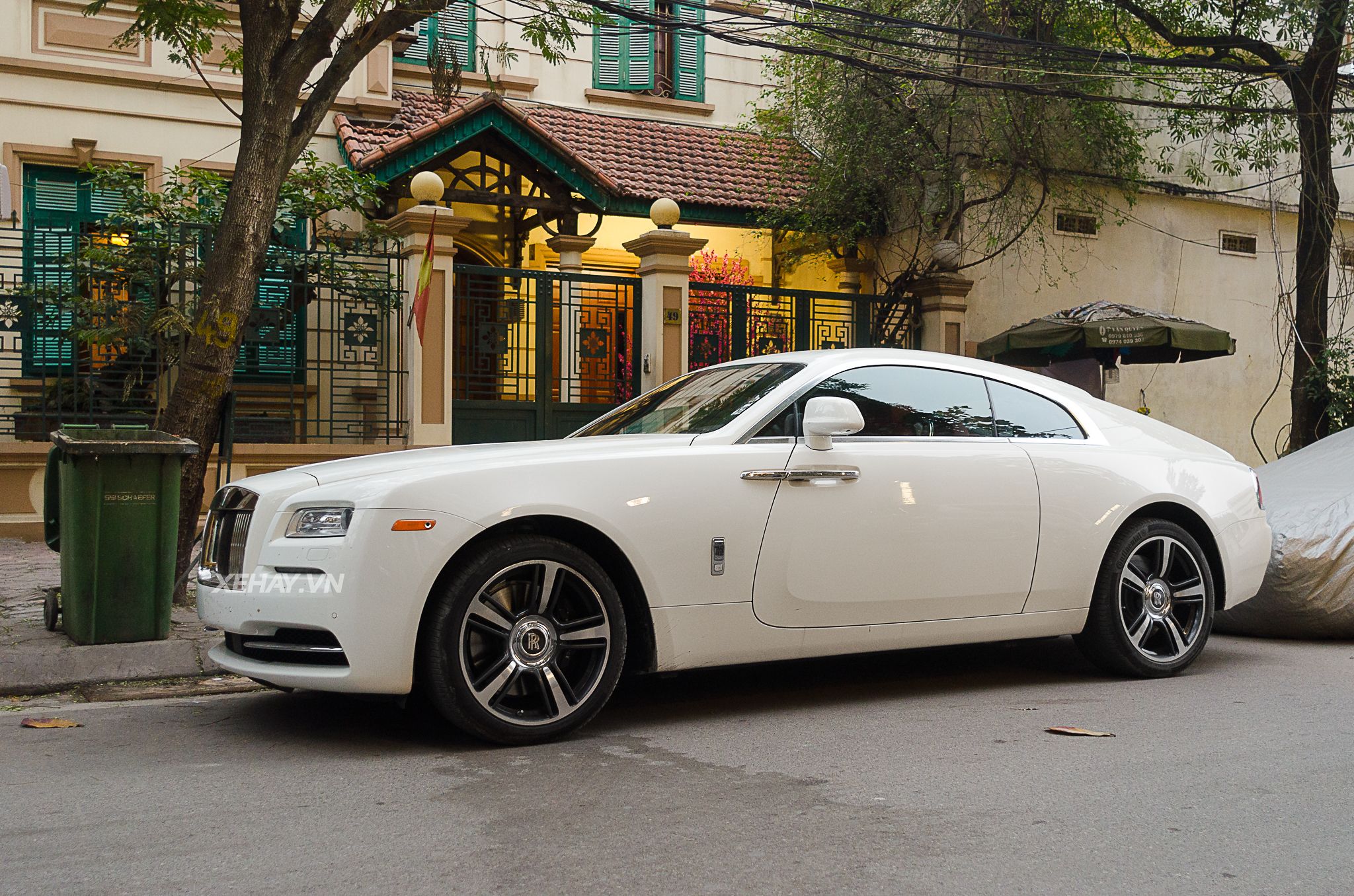 Chiêm ngưỡng Rolls Royce Wraith màu trắng muốt tại Hà Nội