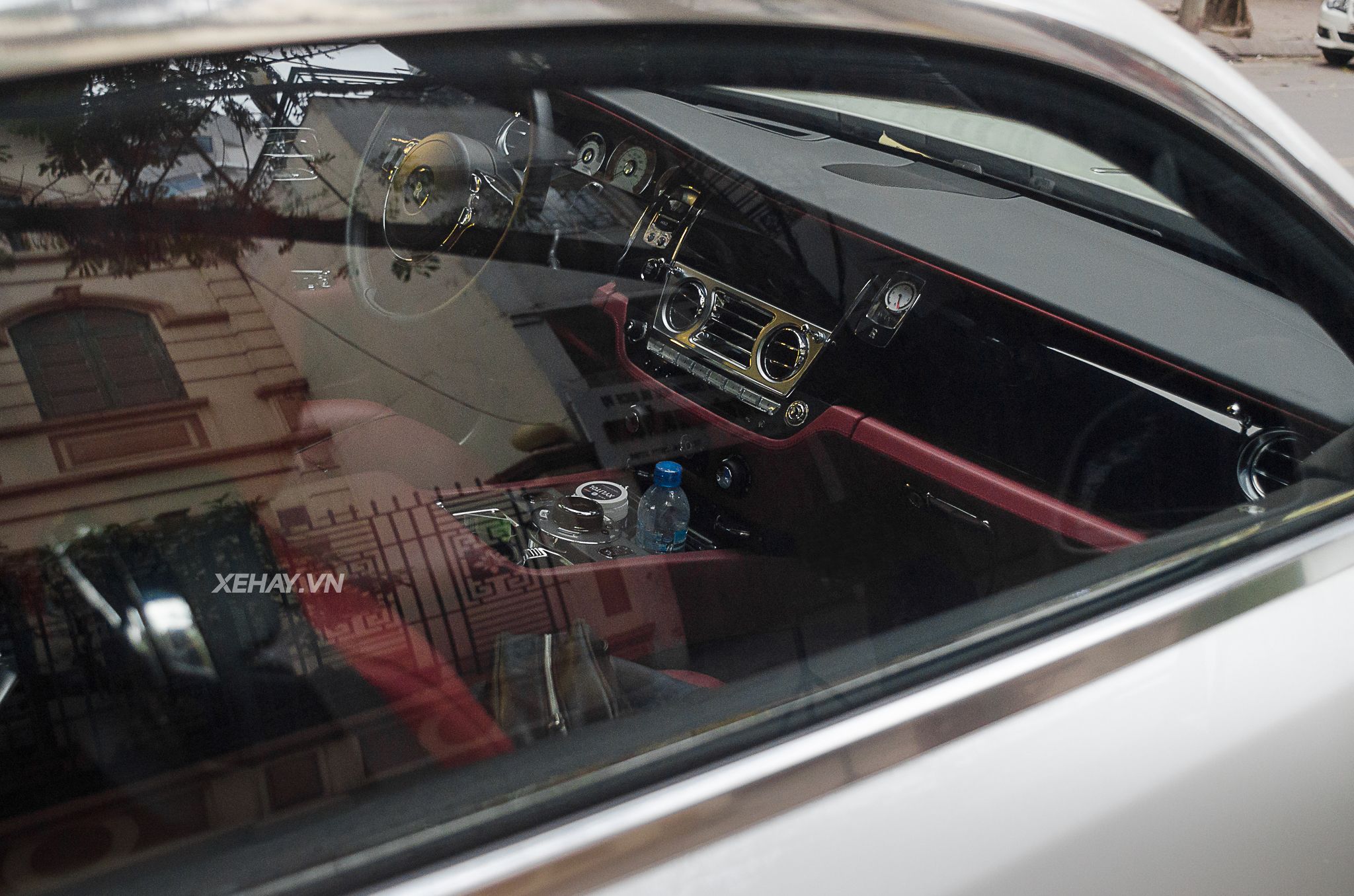 Chiêm ngưỡng Rolls Royce Wraith màu trắng muốt tại Hà Nội