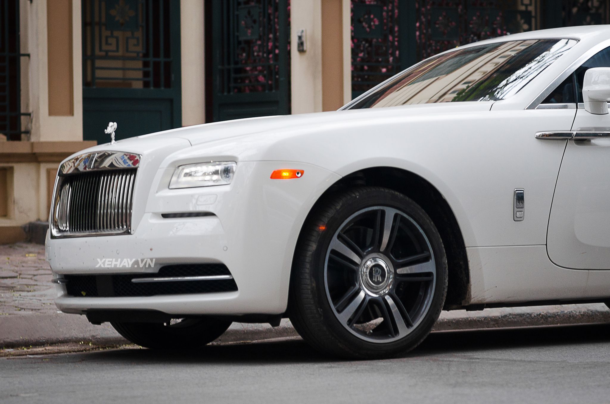 Chiêm ngưỡng Rolls Royce Wraith màu trắng muốt tại Hà Nội