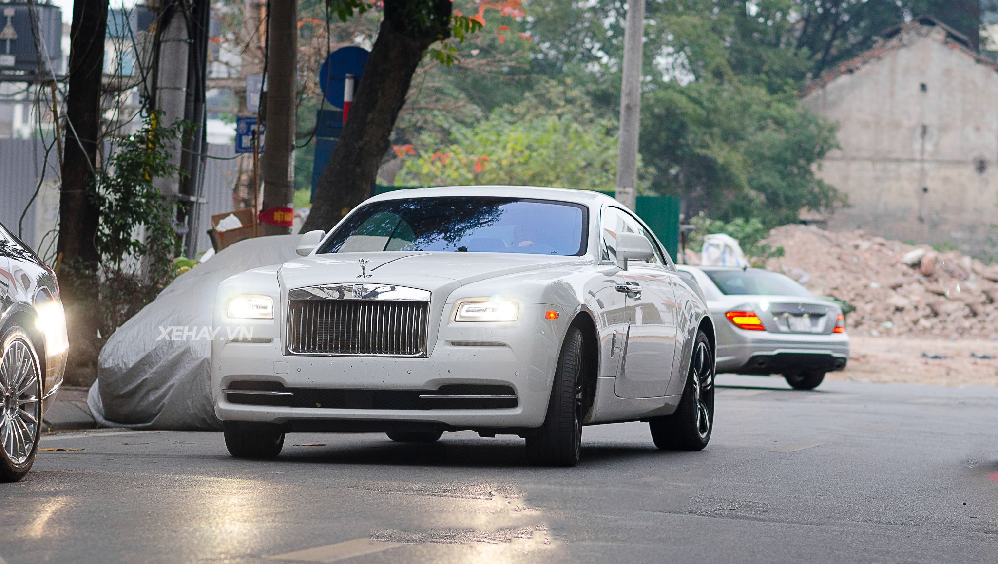 Chiêm ngưỡng Rolls Royce Wraith màu trắng muốt tại Hà Nội