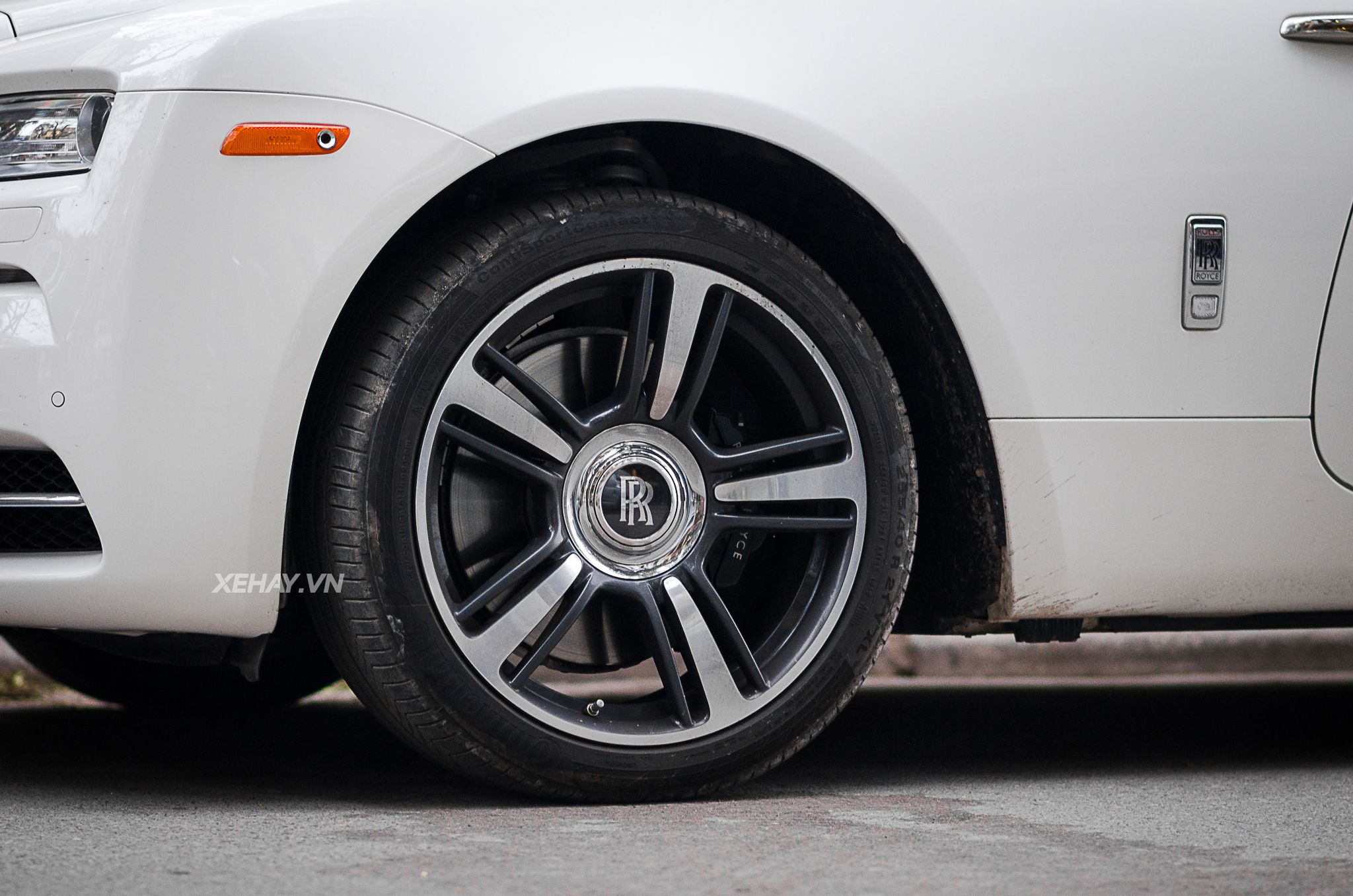 Chiêm ngưỡng Rolls Royce Wraith màu trắng muốt tại Hà Nội