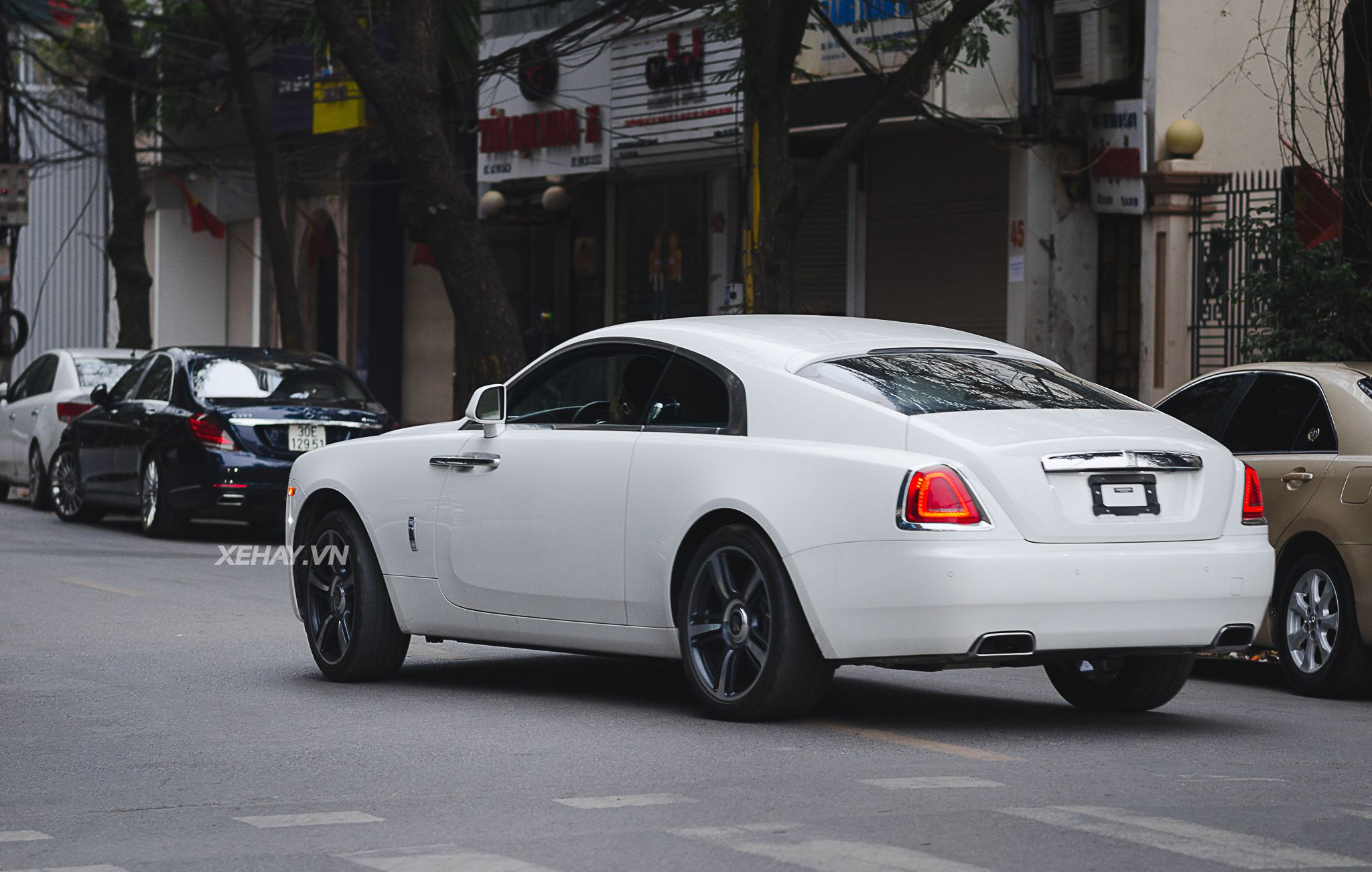 Chiêm ngưỡng Rolls Royce Wraith màu trắng muốt tại Hà Nội