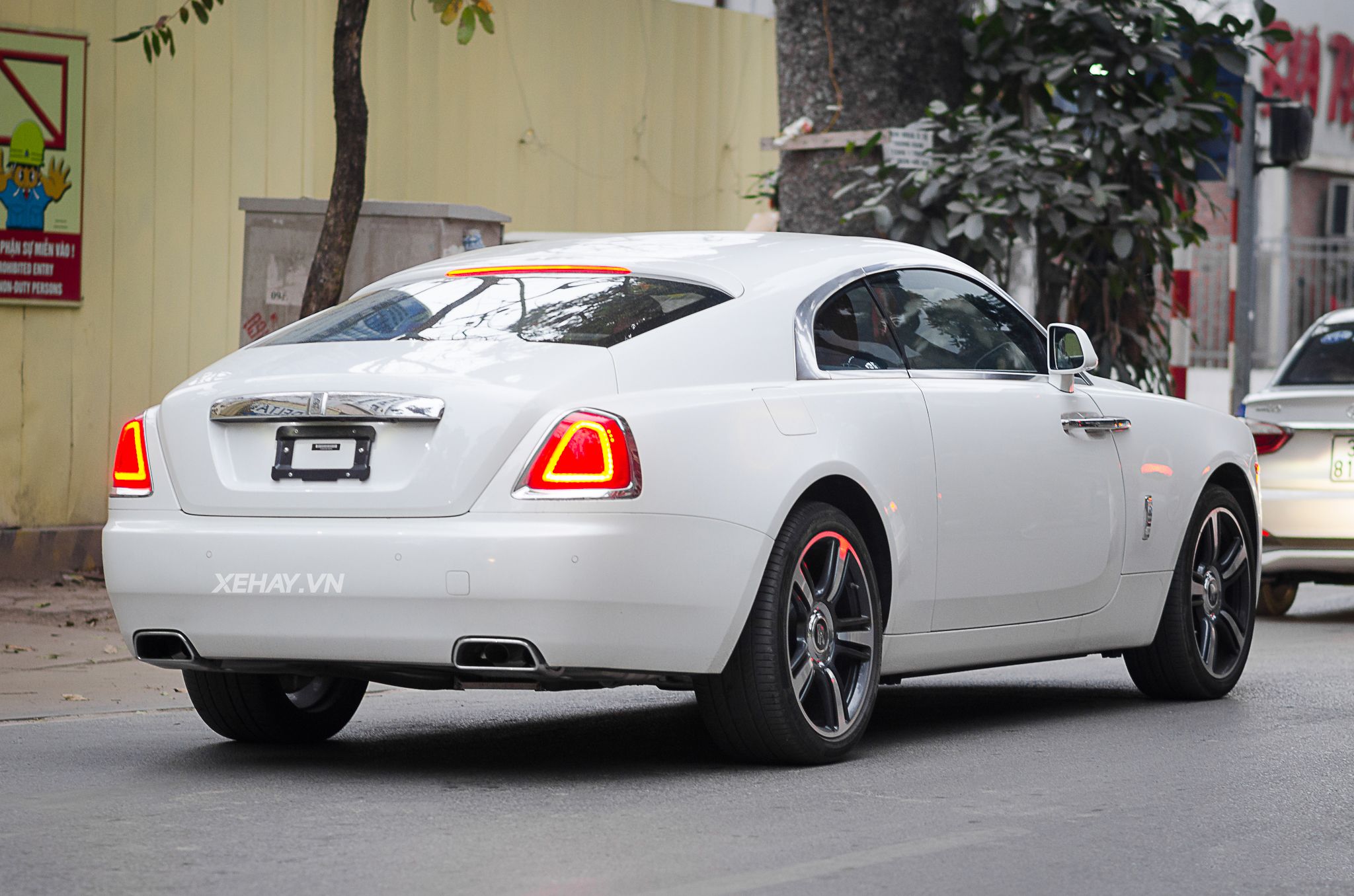 Chiêm ngưỡng Rolls Royce Wraith màu trắng muốt tại Hà Nội
