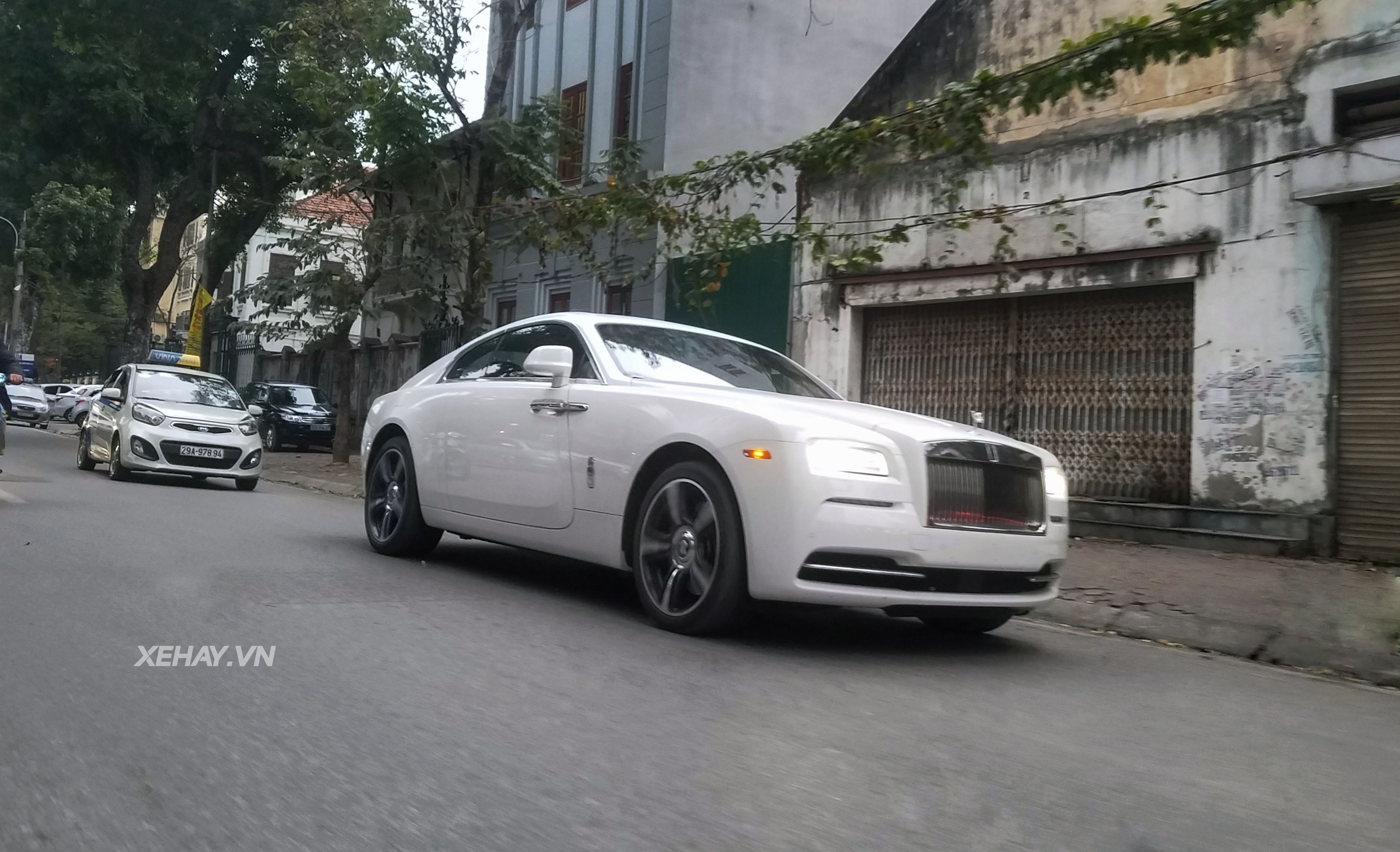 Chiêm ngưỡng Rolls Royce Wraith màu trắng muốt tại Hà Nội