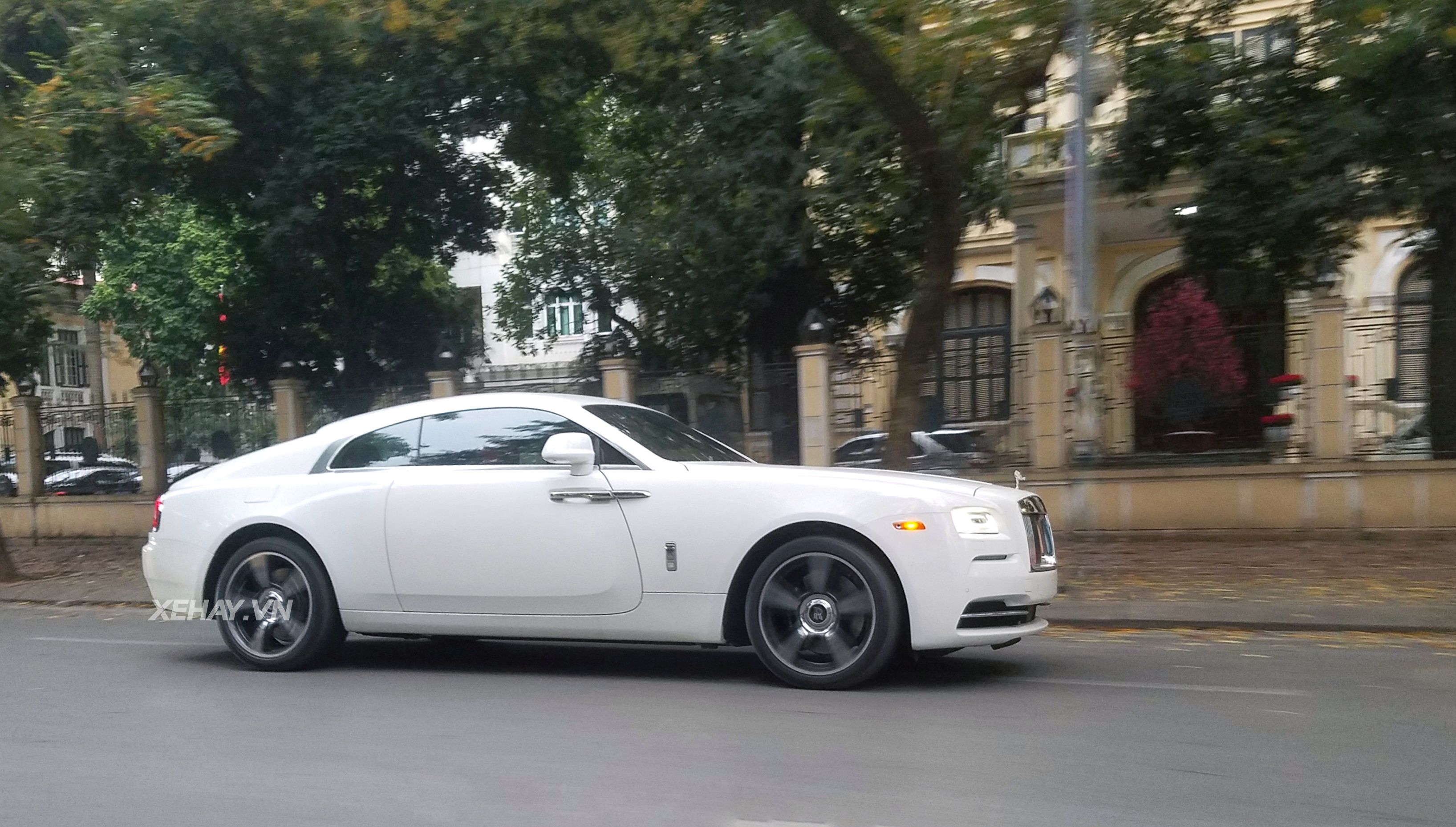Chiêm ngưỡng Rolls Royce Wraith màu trắng muốt tại Hà Nội