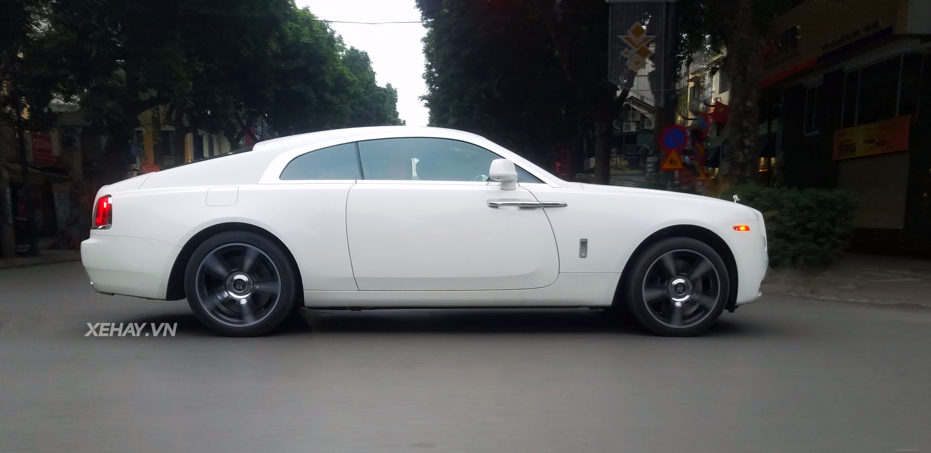 Chiêm ngưỡng Rolls Royce Wraith màu trắng muốt tại Hà Nội
