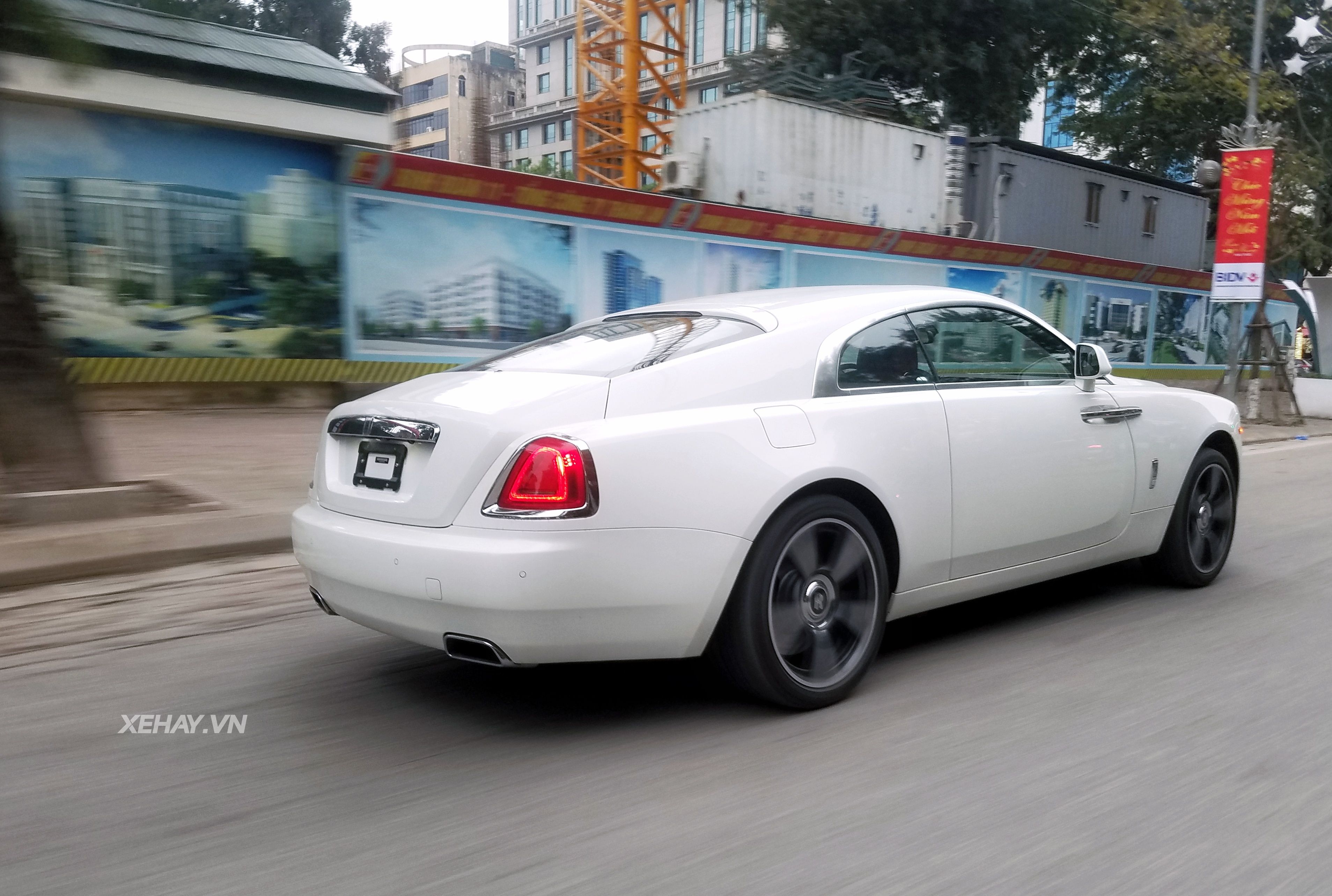 Chiêm ngưỡng Rolls Royce Wraith màu trắng muốt tại Hà Nội
