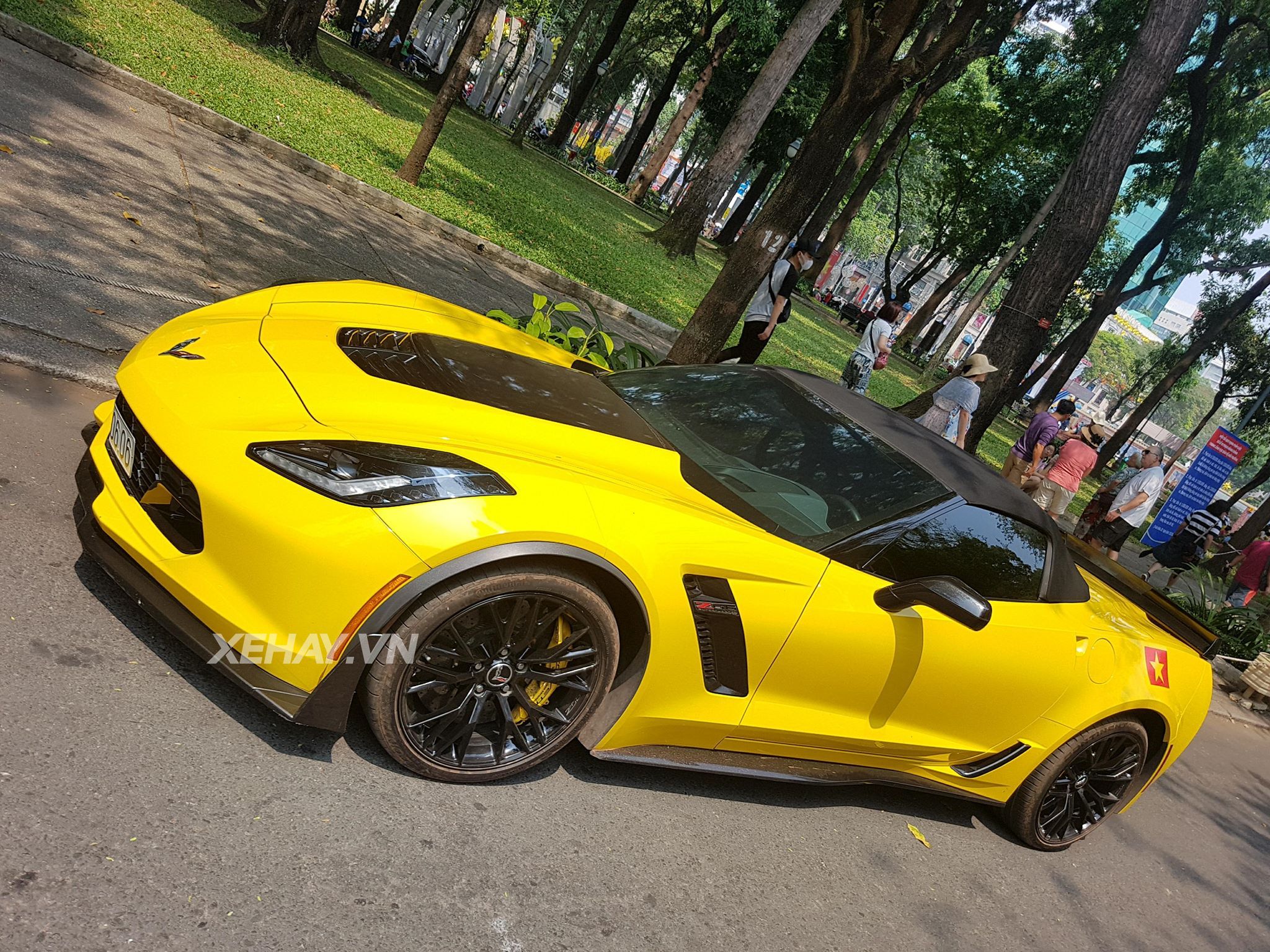 Chevrolet Corvette C7 Z06 Convertible màu vàng tái xuất phố phường đầu năm