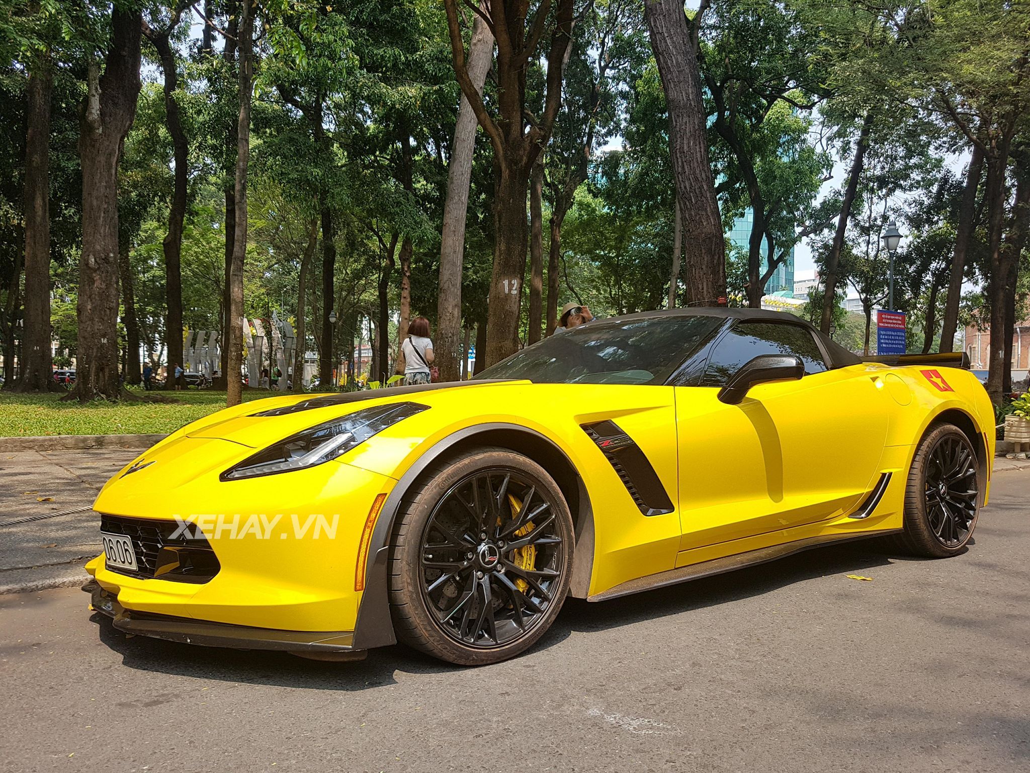 Chevrolet Corvette C7 Z06 Convertible màu vàng tái xuất phố phường đầu năm