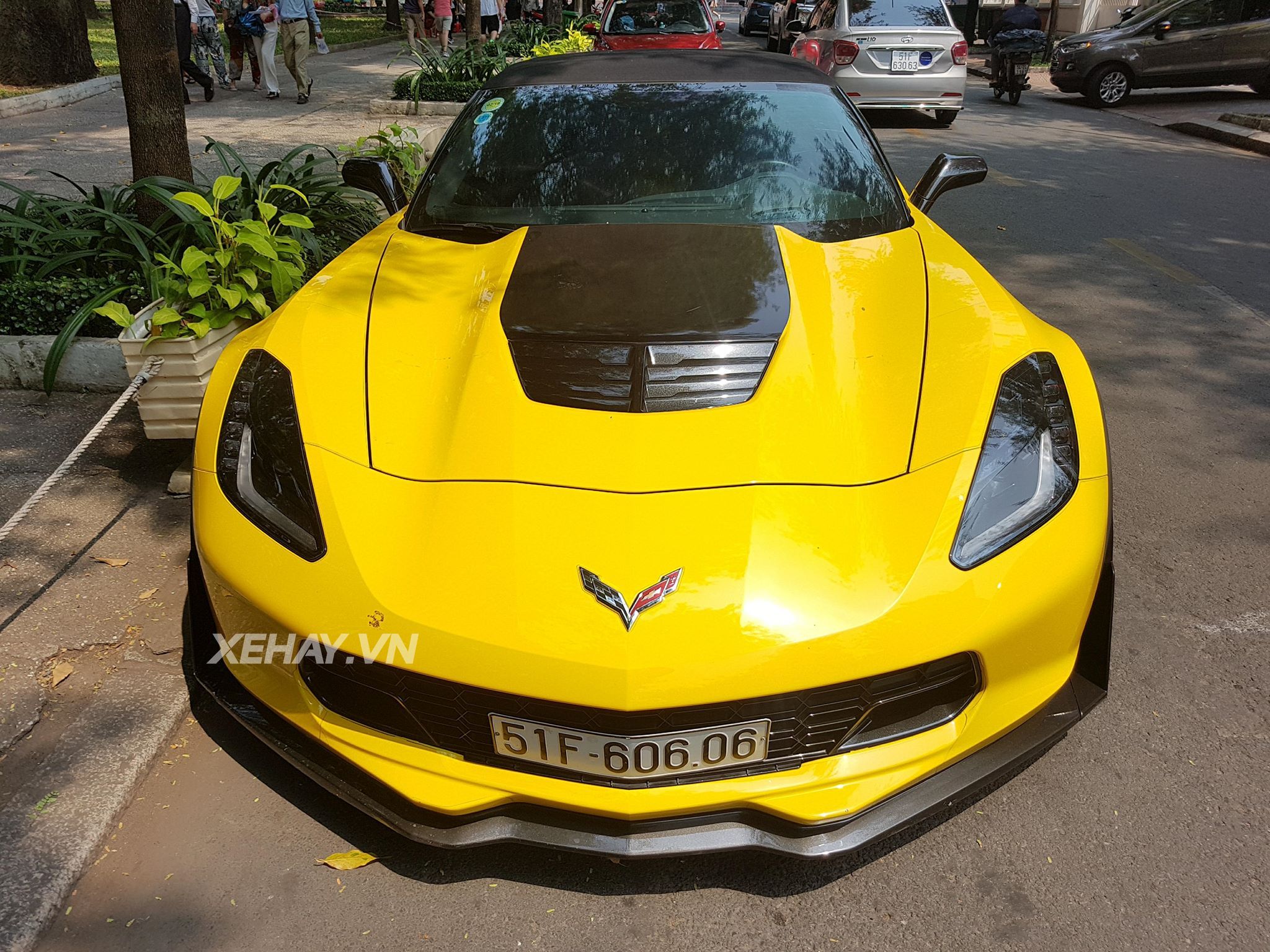 Chevrolet Corvette C7 Z06 Convertible màu vàng tái xuất phố phường đầu năm