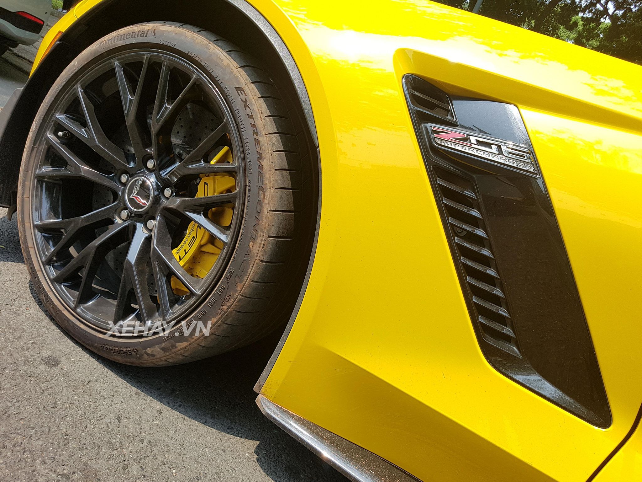 Chevrolet Corvette C7 Z06 Convertible màu vàng tái xuất phố phường đầu năm