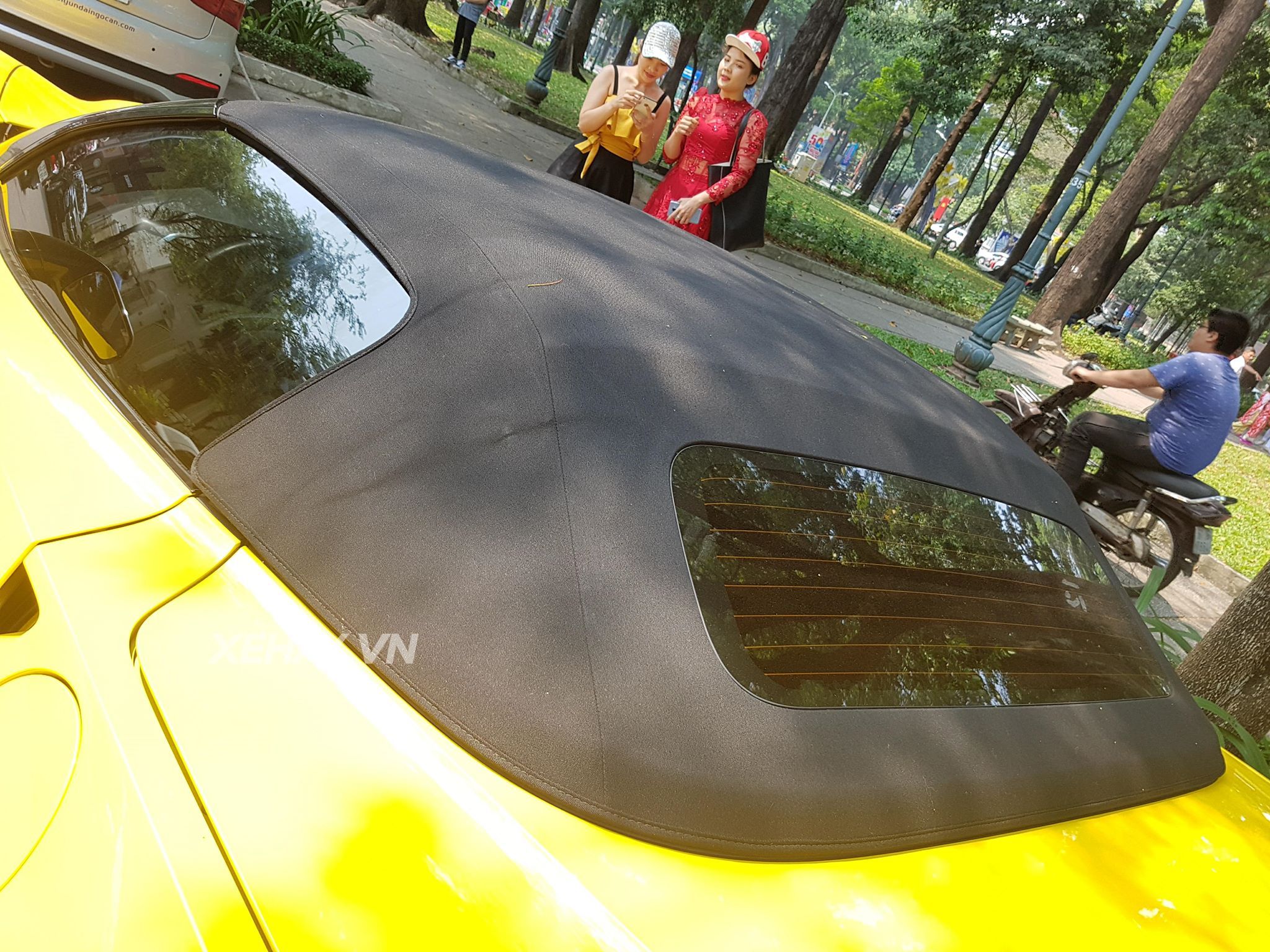 Chevrolet Corvette C7 Z06 Convertible màu vàng tái xuất phố phường đầu năm