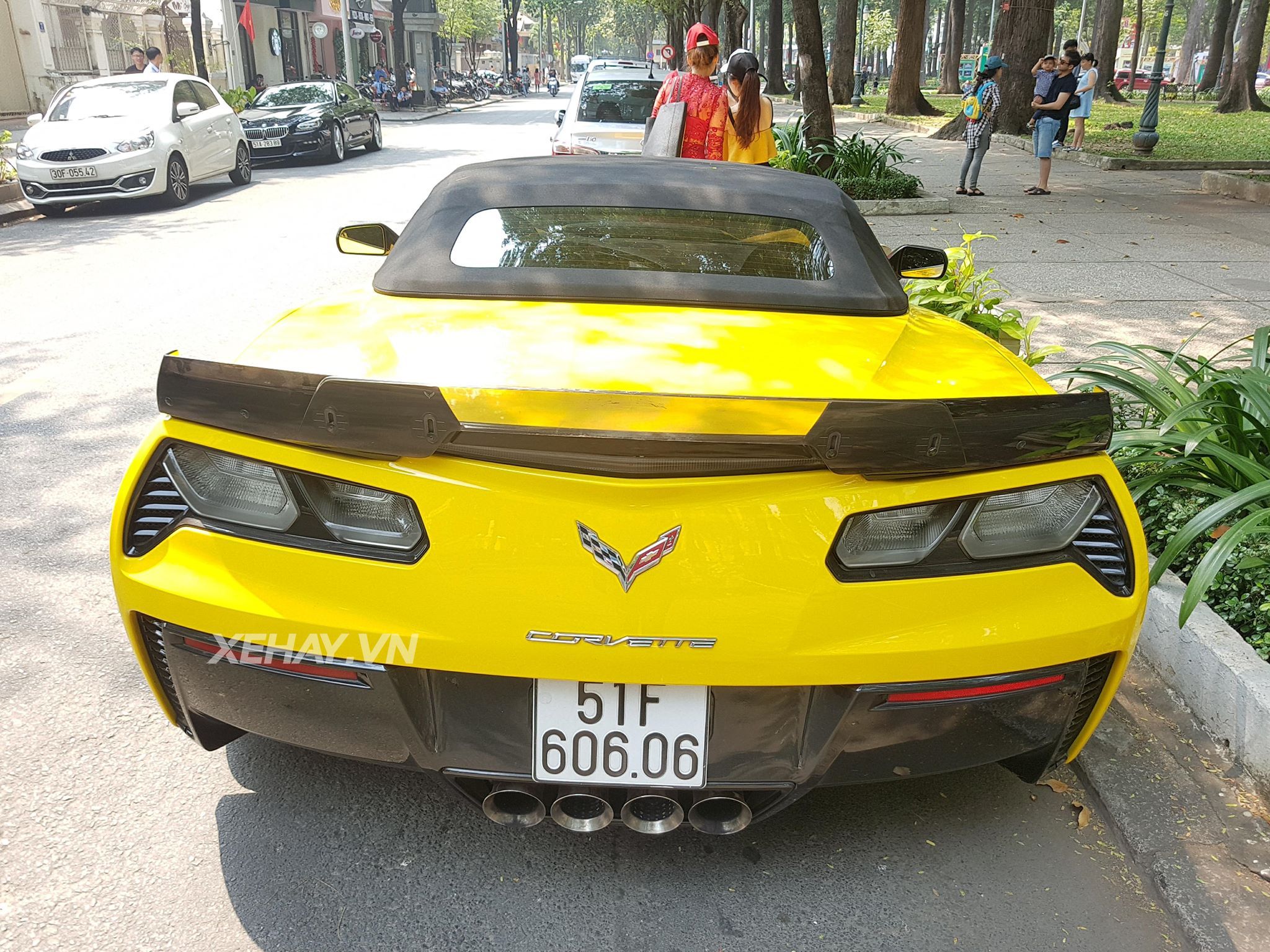 Chevrolet Corvette C7 Z06 Convertible màu vàng tái xuất phố phường đầu năm