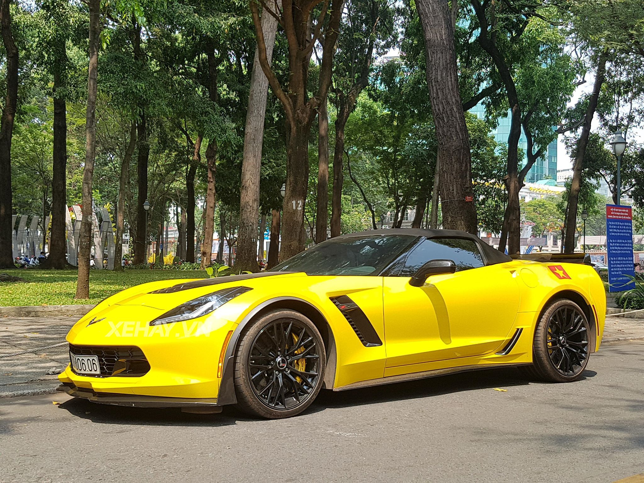 Chevrolet Corvette C7 Z06 Convertible màu vàng tái xuất phố phường đầu năm