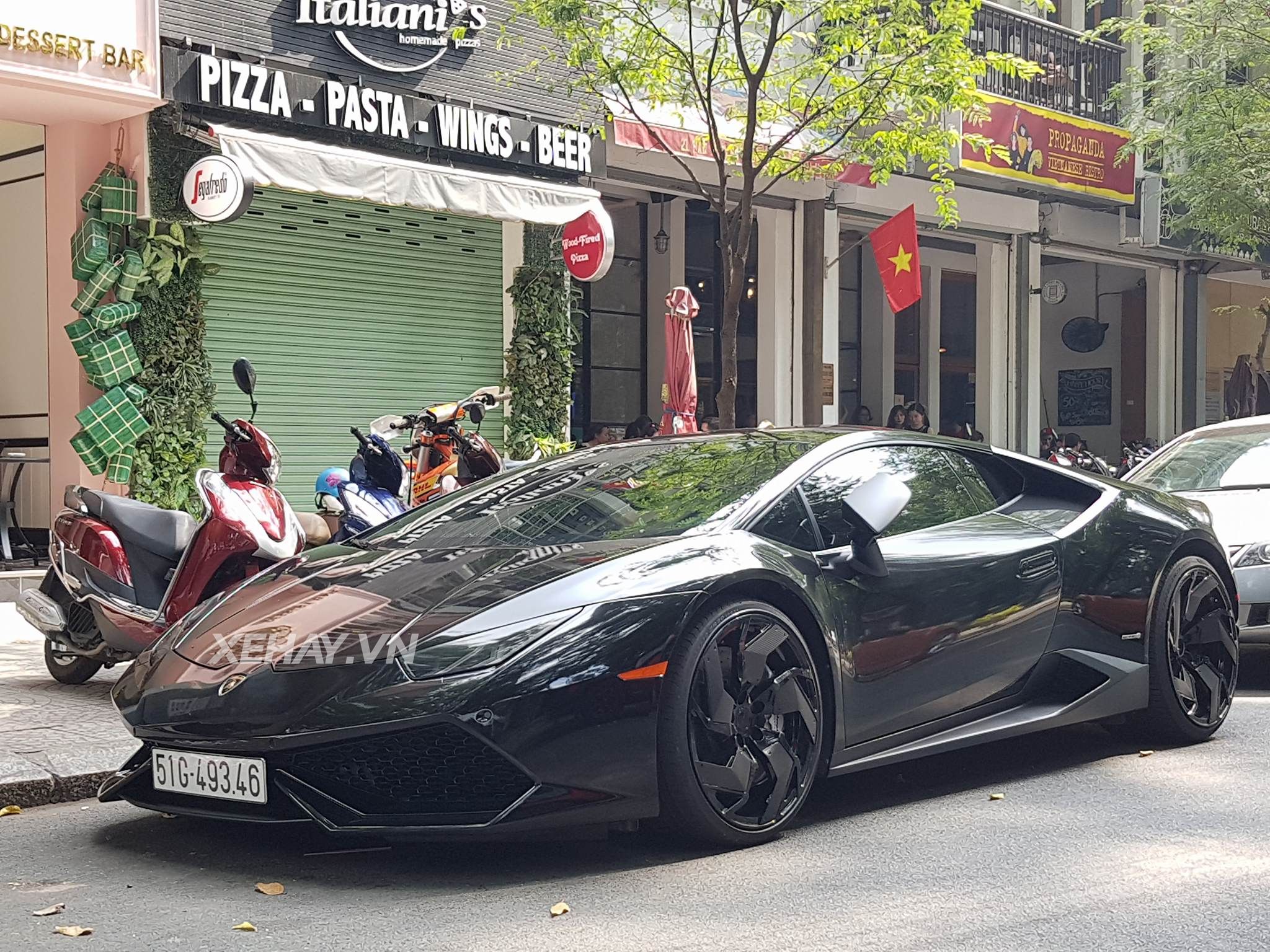 Lamborghini Huracan cưỡi mâm PUR dạo phố ngày mùng 2 Tết Mậu Tuất