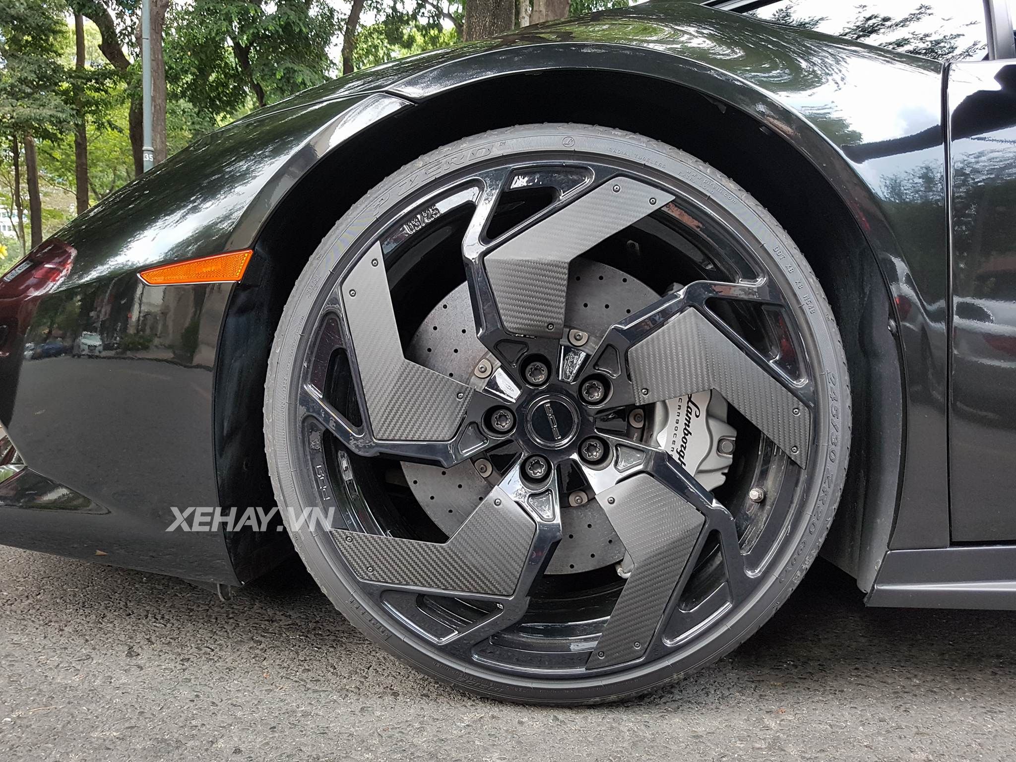 Lamborghini Huracan cưỡi mâm PUR dạo phố ngày mùng 2 Tết Mậu Tuất