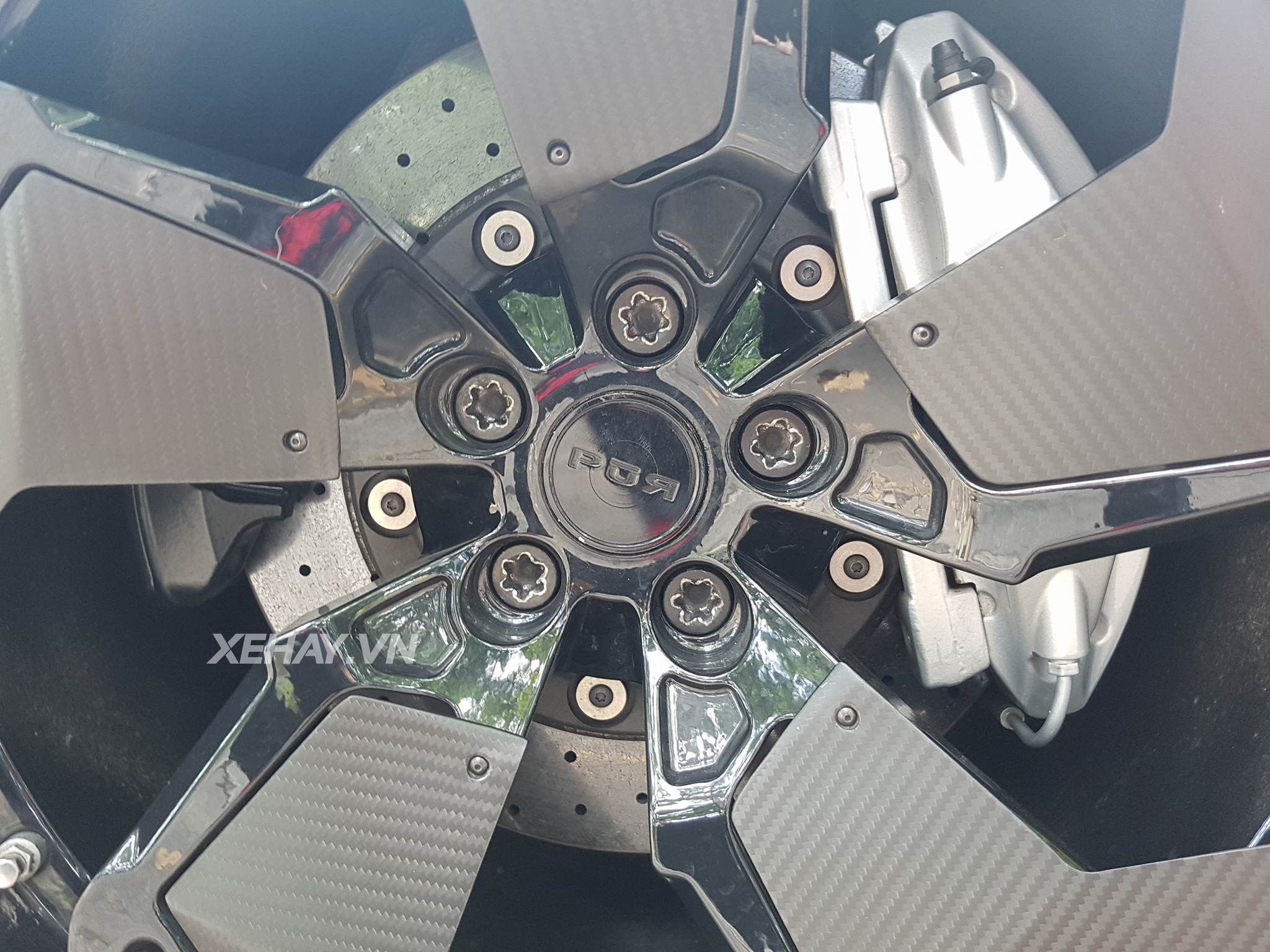 Lamborghini Huracan cưỡi mâm PUR dạo phố ngày mùng 2 Tết Mậu Tuất