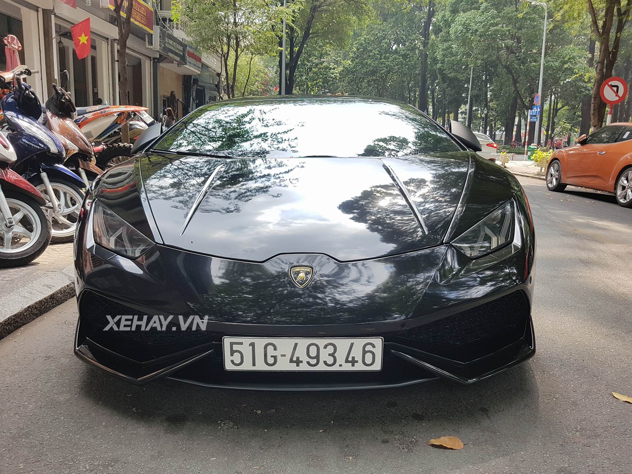Lamborghini Huracan cưỡi mâm PUR dạo phố ngày mùng 2 Tết Mậu Tuất