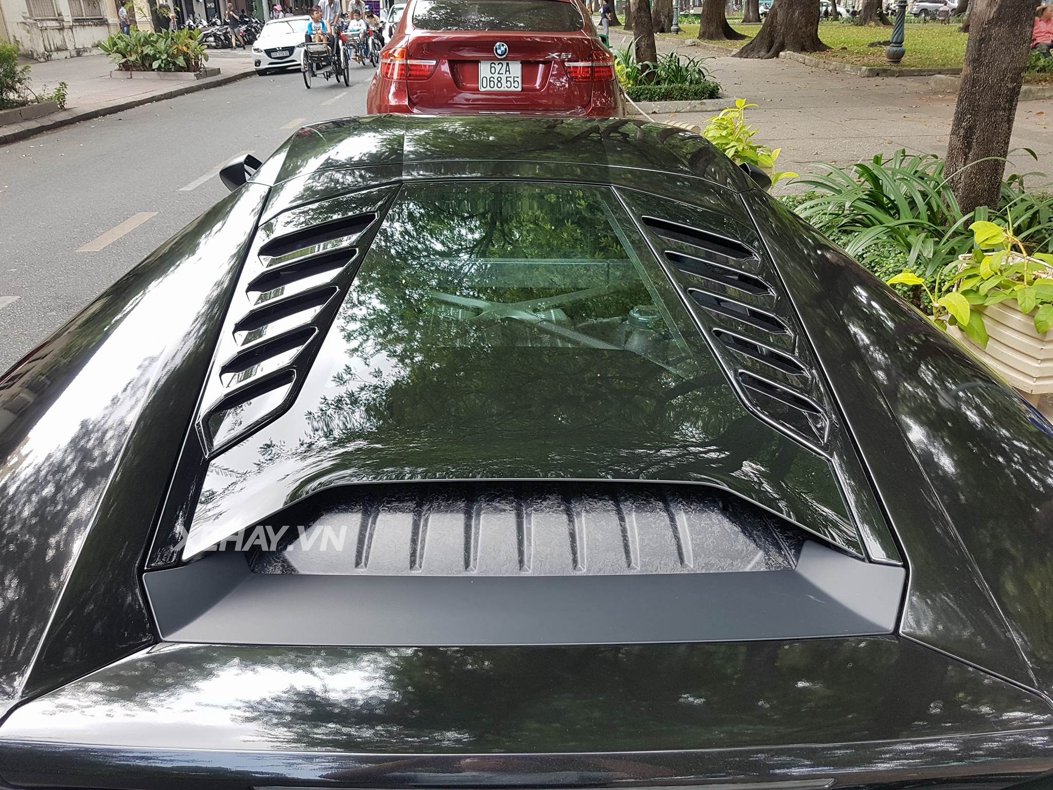 Lamborghini Huracan cưỡi mâm PUR dạo phố ngày mùng 2 Tết Mậu Tuất