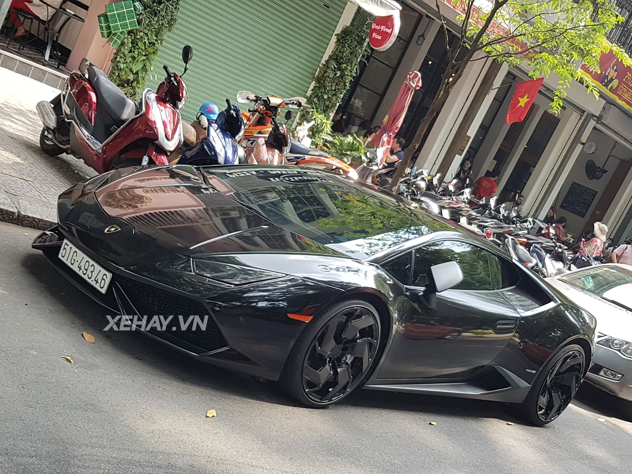 Lamborghini Huracan cưỡi mâm PUR dạo phố ngày mùng 2 Tết Mậu Tuất