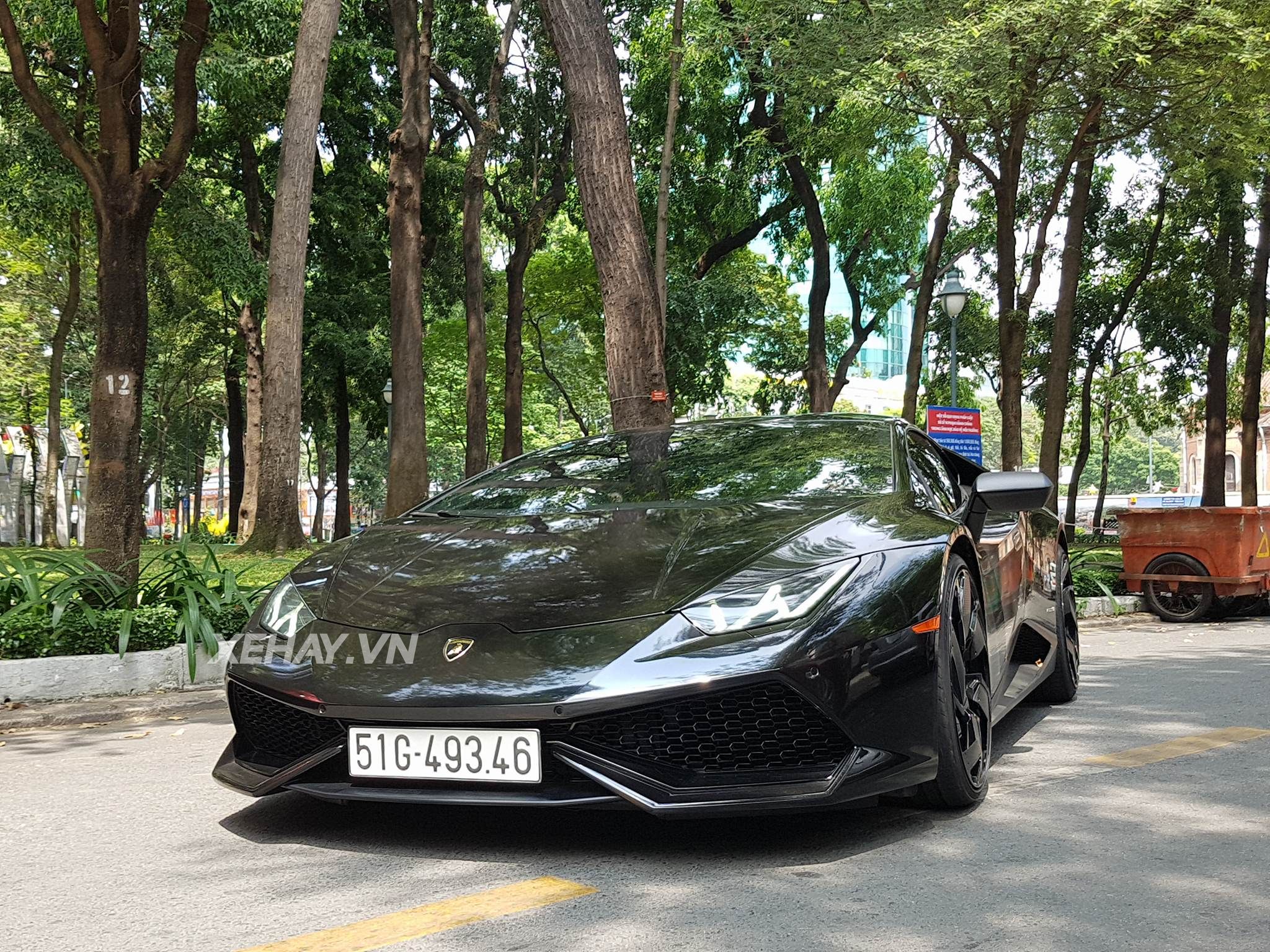 Lamborghini Huracan cưỡi mâm PUR dạo phố ngày mùng 2 Tết Mậu Tuất
