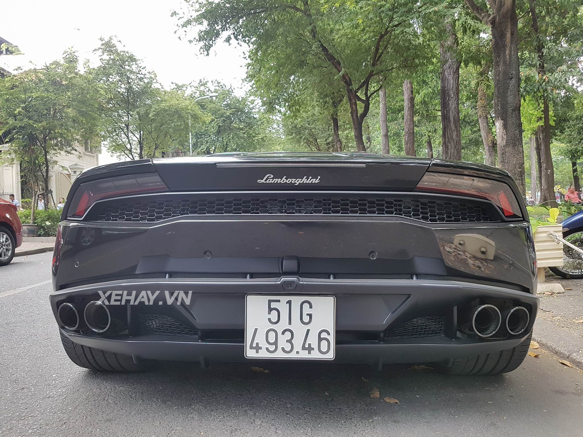 Lamborghini Huracan cưỡi mâm PUR dạo phố ngày mùng 2 Tết Mậu Tuất