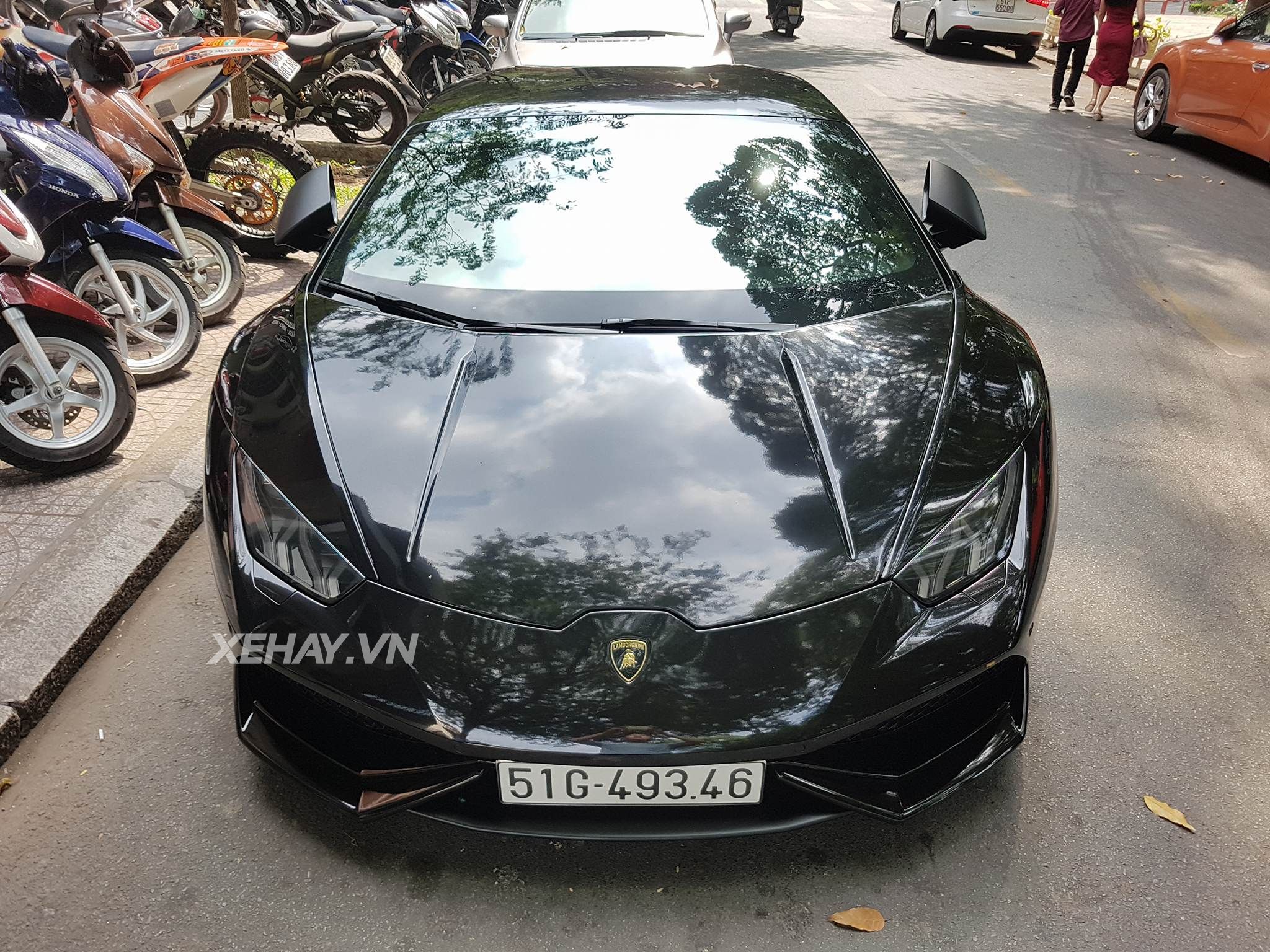 Lamborghini Huracan cưỡi mâm PUR dạo phố ngày mùng 2 Tết Mậu Tuất