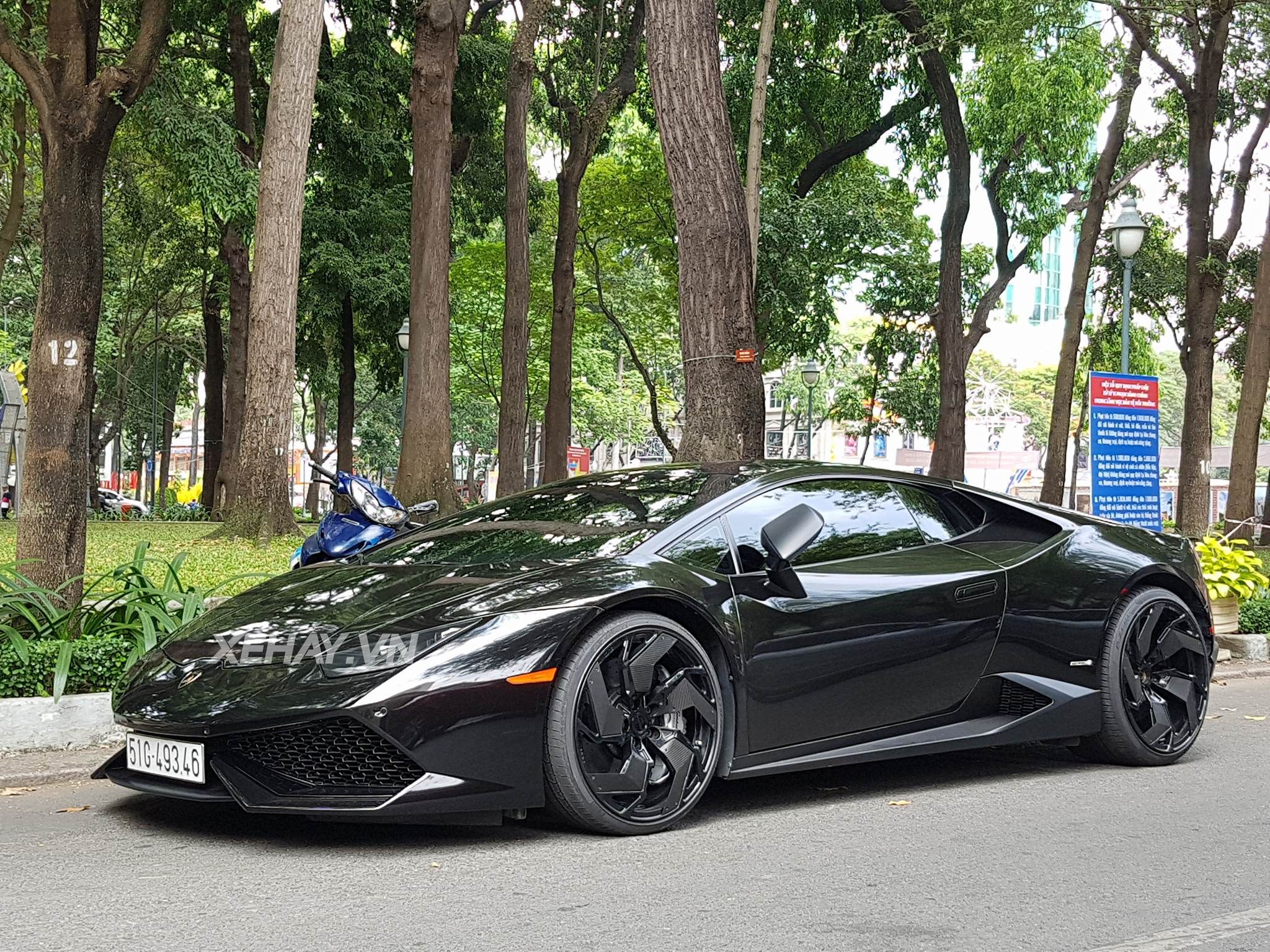 Lamborghini Huracan cưỡi mâm PUR dạo phố ngày mùng 2 Tết Mậu Tuất