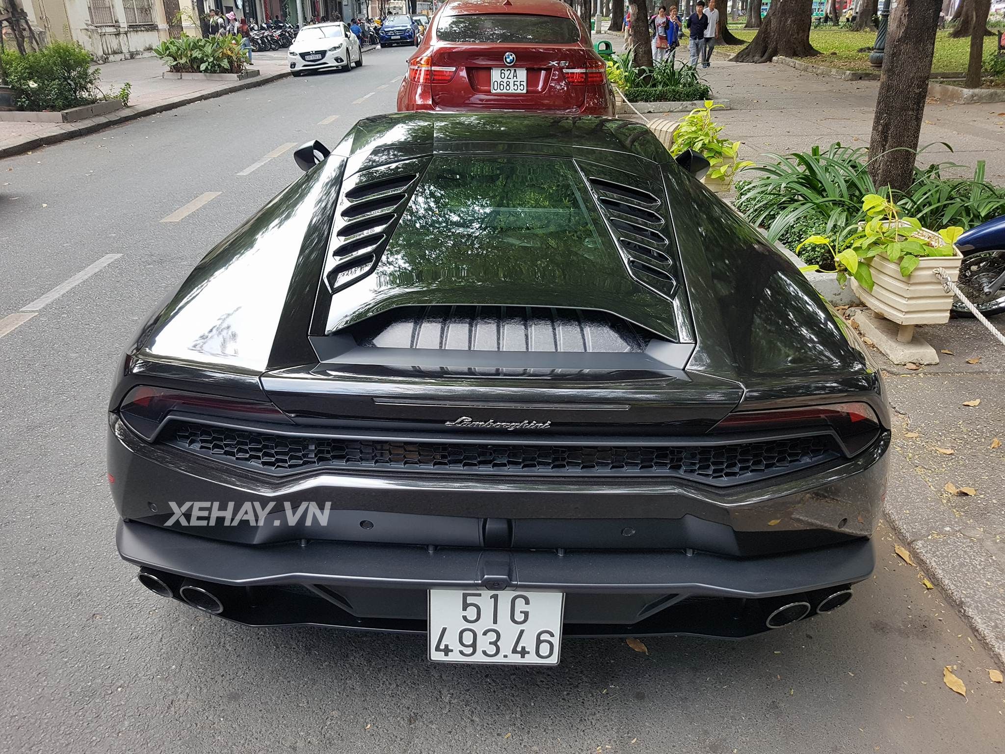 Lamborghini Huracan cưỡi mâm PUR dạo phố ngày mùng 2 Tết Mậu Tuất