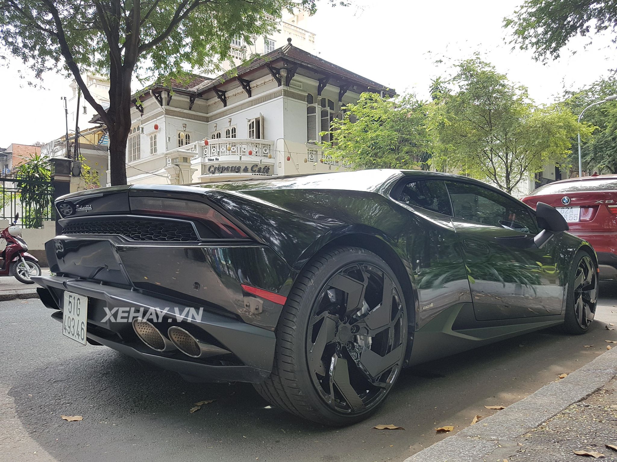 Lamborghini Huracan cưỡi mâm PUR dạo phố ngày mùng 2 Tết Mậu Tuất