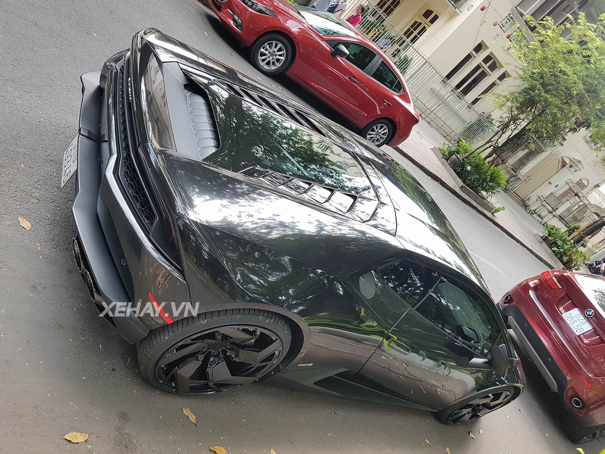 Lamborghini Huracan cưỡi mâm PUR dạo phố ngày mùng 2 Tết Mậu Tuất