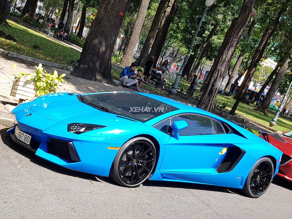 Lamborghini Aventador Blue Lemans độc nhất Việt Nam xuống phố ngày xuân