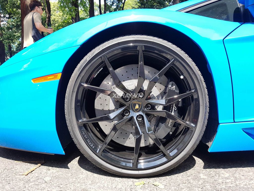 Lamborghini Aventador Blue Lemans độc nhất Việt Nam xuống phố ngày xuân