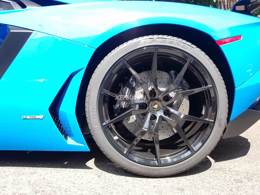 Lamborghini Aventador Blue Lemans độc nhất Việt Nam xuống phố ngày xuân