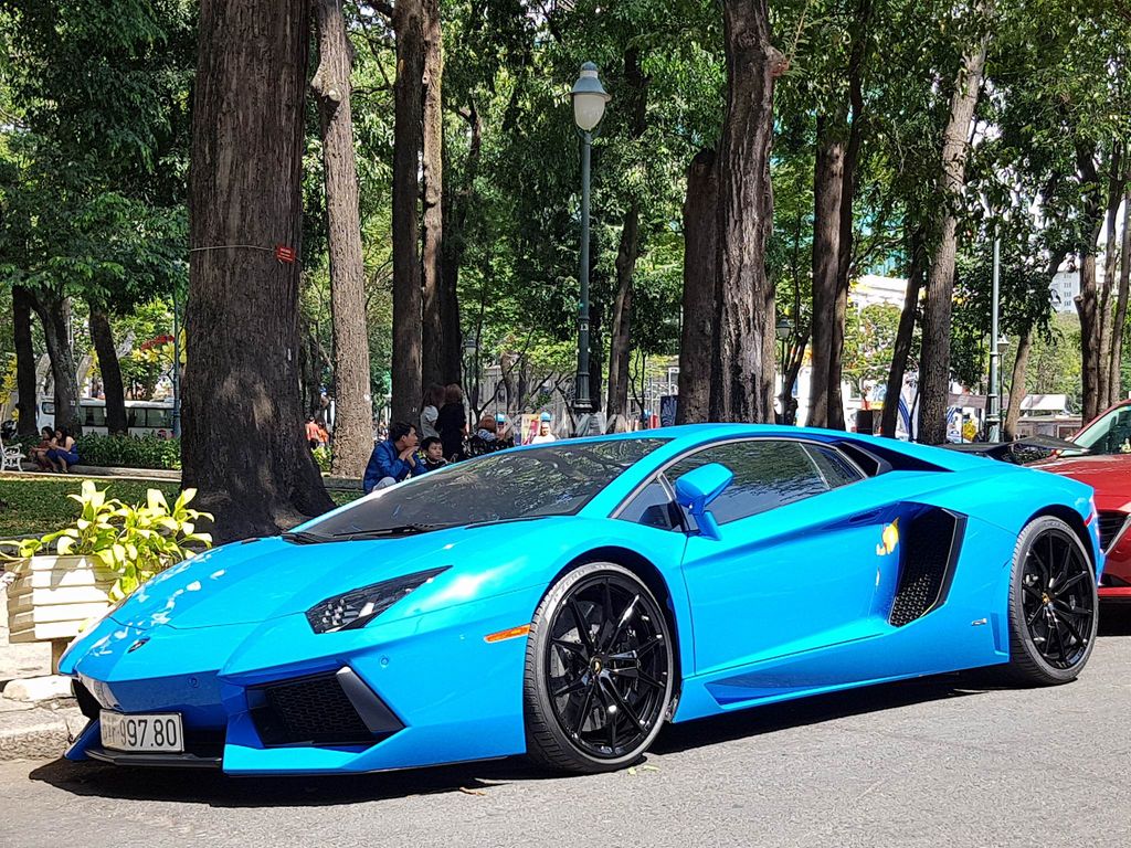 Lamborghini Aventador Blue Lemans độc nhất Việt Nam xuống phố ngày xuân
