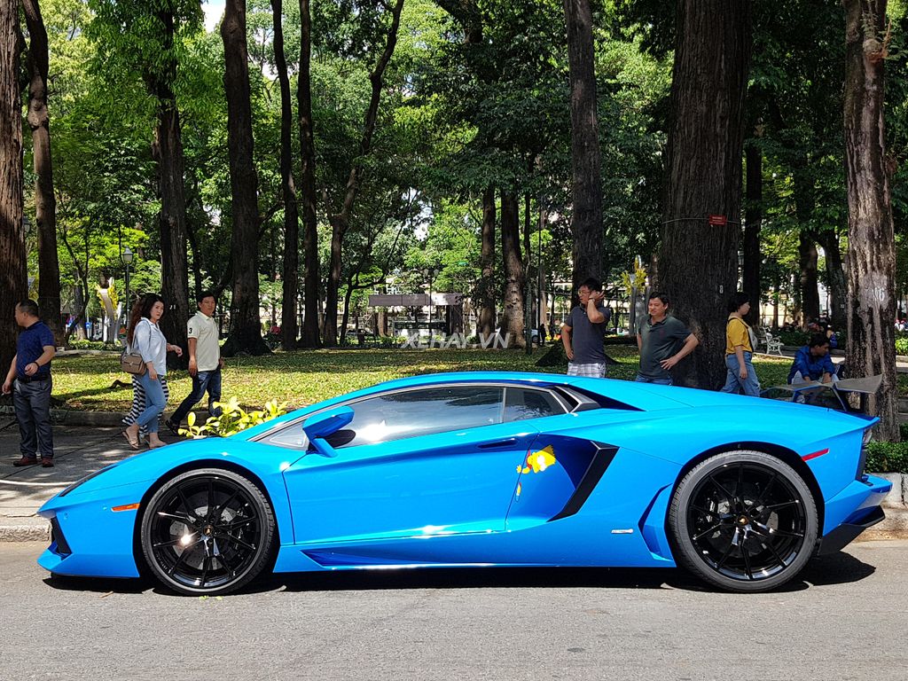 Lamborghini Aventador Blue Lemans độc nhất Việt Nam xuống phố ngày xuân