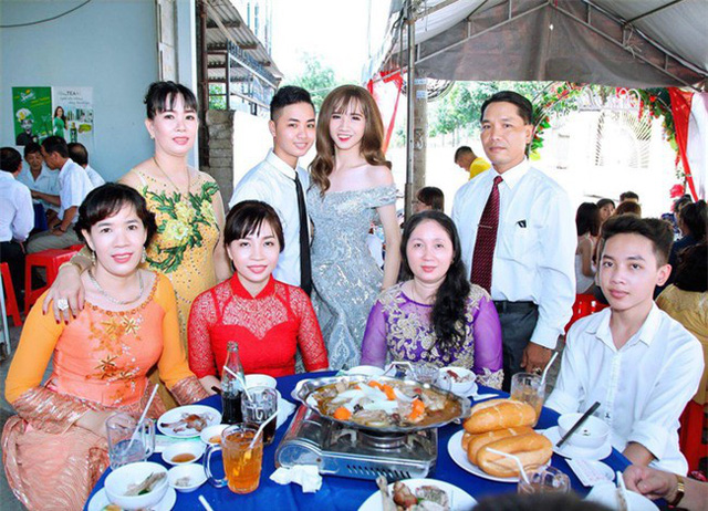 Chuyện đám cưới kì lạ: chú rể là nữ, cô dâu là nam và trái ngọt sau những năm tháng buồn tủi