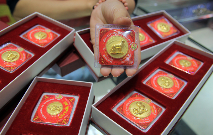 Nhiều người Hà Nội đội mưa rét xếp hàng mua vàng từ 4h sáng