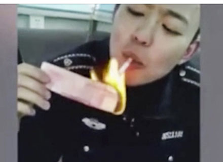 Đốt tiền để châm thuốc lá, 2 cán bộ thanh tra ở Trung Quốc bị sa thải