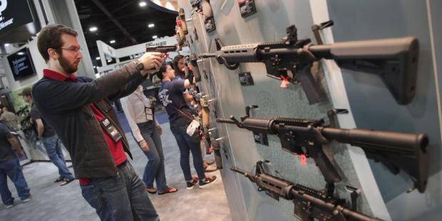 “Nóng” xả súng ở Mỹ, Na Uy tính cấm vũ khí bán tự động